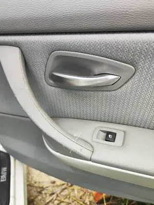 Foto de MANETA INTERIOR TRASERA DERECHA BMW SERIE 3 BERLINA (E90) 2.0 Turbodiesel CAT (143 CV / 105 KW)