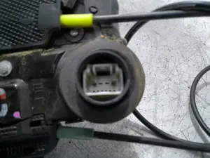 Foto de CERRADURA PUERTA TRASERA IZQUIERDA TOYOTA COROLLA (E15) 1.4 Turbodiesel CAT (90 CV / 66 KW) referencia 6906002580 foto 3