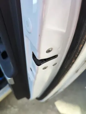 Foto de CERRADURA PUERTA TRASERA DERECHA KIA CEED (JD) 1.4 CAT (99 CV / 73 KW)