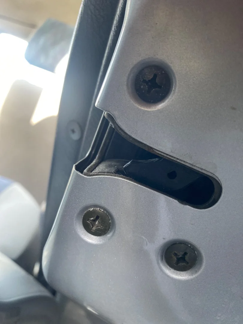 Foto de CERRADURA PUERTA TRASERA DERECHA NISSAN ALMERA (N15) 2.0 Diesel (75 CV / 55 KW)