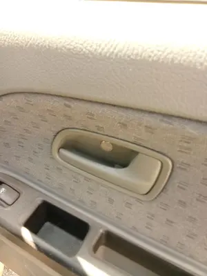 Foto de MANETA INTERIOR TRASERA DERECHA KIA RIO (BC) 1.3 CAT (75 CV / 55 KW) referencia 0K30B5833008