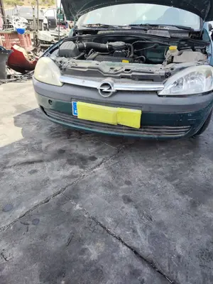 Foto de PARAGOLPES DELANTERO OPEL CORSA C 1.2 16V CAT (Z 12 XE / LW4) (75 CV / 55 KW)