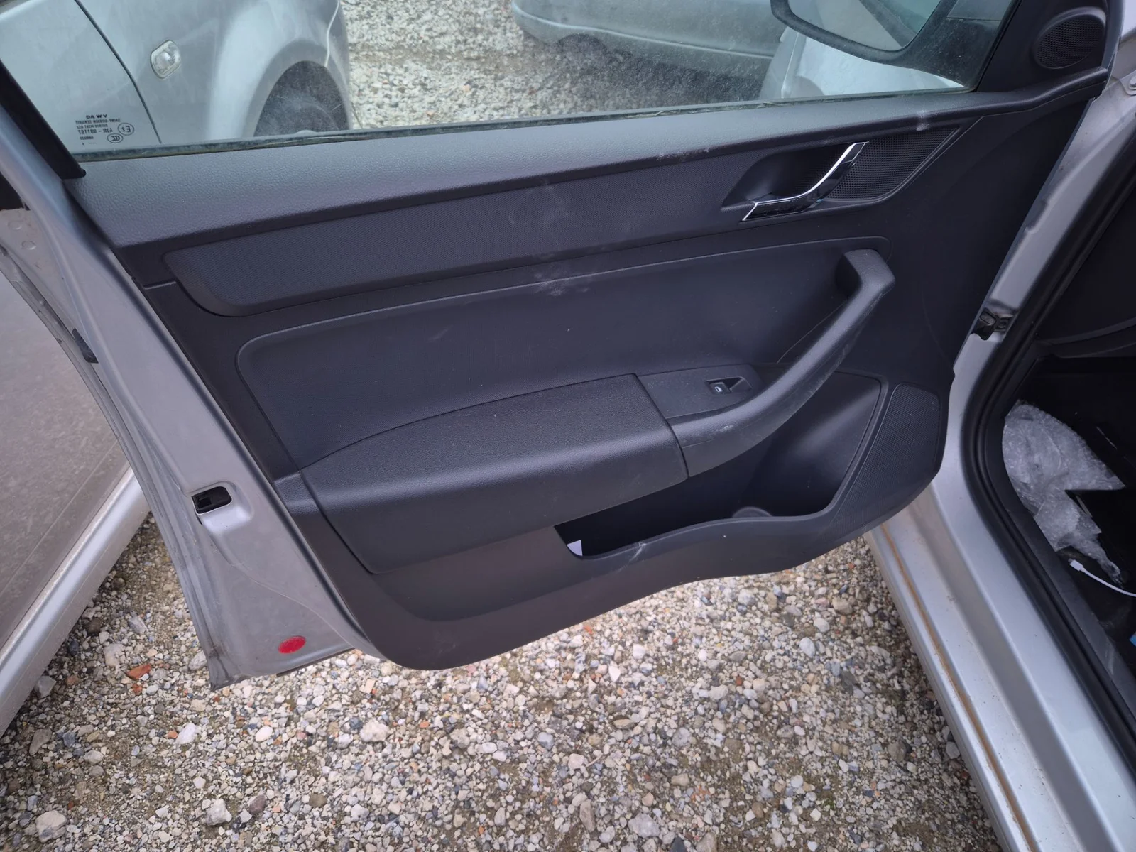 Foto de MANETA INTERIOR DELANTERA IZQUIERDA SKODA RAPID (NH) 1.2 8V TSI (86 CV / 63 KW) referencia 5JB867011