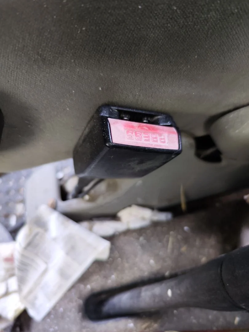Foto de ENGANCHE CINTURON DELANTERO IZQUIERDO RENAULT SCENIC I (JA...) 1.9 dCi Diesel CAT (102 CV / 75 KW)