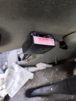 Foto de ENGANCHE CINTURON DELANTERO IZQUIERDO RENAULT SCENIC I (JA...) 1.9 dCi Diesel CAT (102 CV / 75 KW)