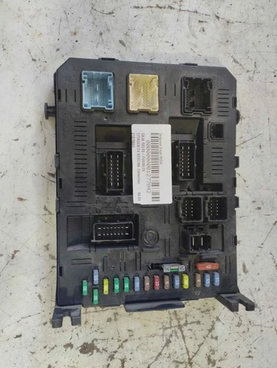 Foto de CAJA RELES / FUSIBLES CITROEN C4 BERLINA 1.6 16V CAT (NFU / TU5JP4) (109 CV / 80 KW) referencia 21676031