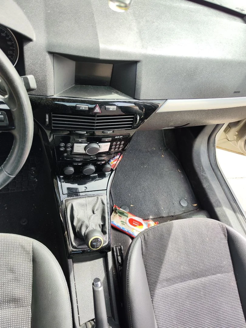 Foto de CONSOLA CENTRAL OPEL ASTRA H BERLINA 1.7 16V CDTI (110 CV / 81 KW)