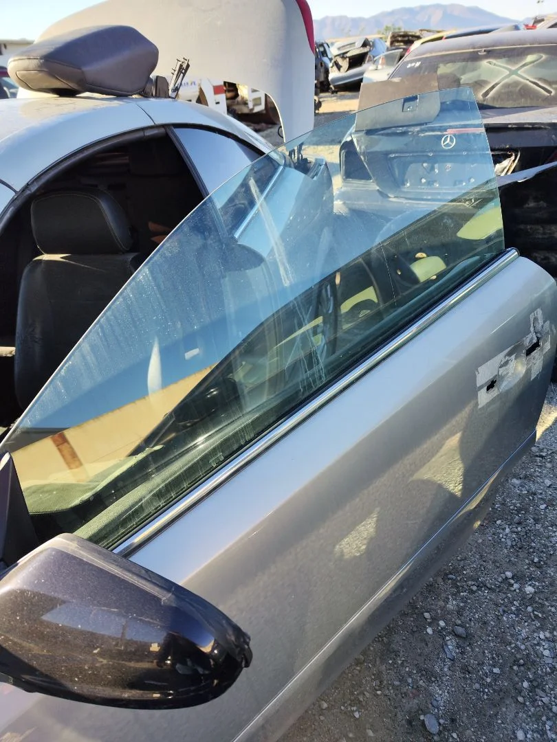 Foto de LUNA DELANTERA IZQUIERDA OPEL ASTRA H TWIN TOP 1.9 16V CDTI CAT (Z 19 DTH / LRD) (150 CV / 110 KW)