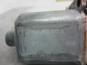 Foto de MOTOR ELEVALUNAS TRASERO DERECHO VOLKSWAGEN TIGUAN (AD1) 2.0 TDI DPF (239 CV / 176 KW) referencia 5Q0959802A foto 3