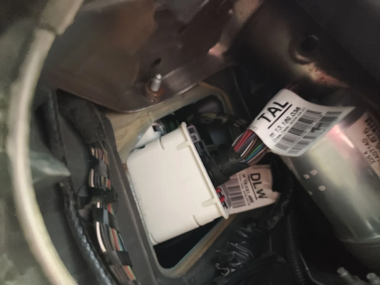 Foto de CAJA RELES / FUSIBLES OPEL CORSA C 1.2 16V CAT (Z 12 XEP / LB4) (80 CV / 59 KW)