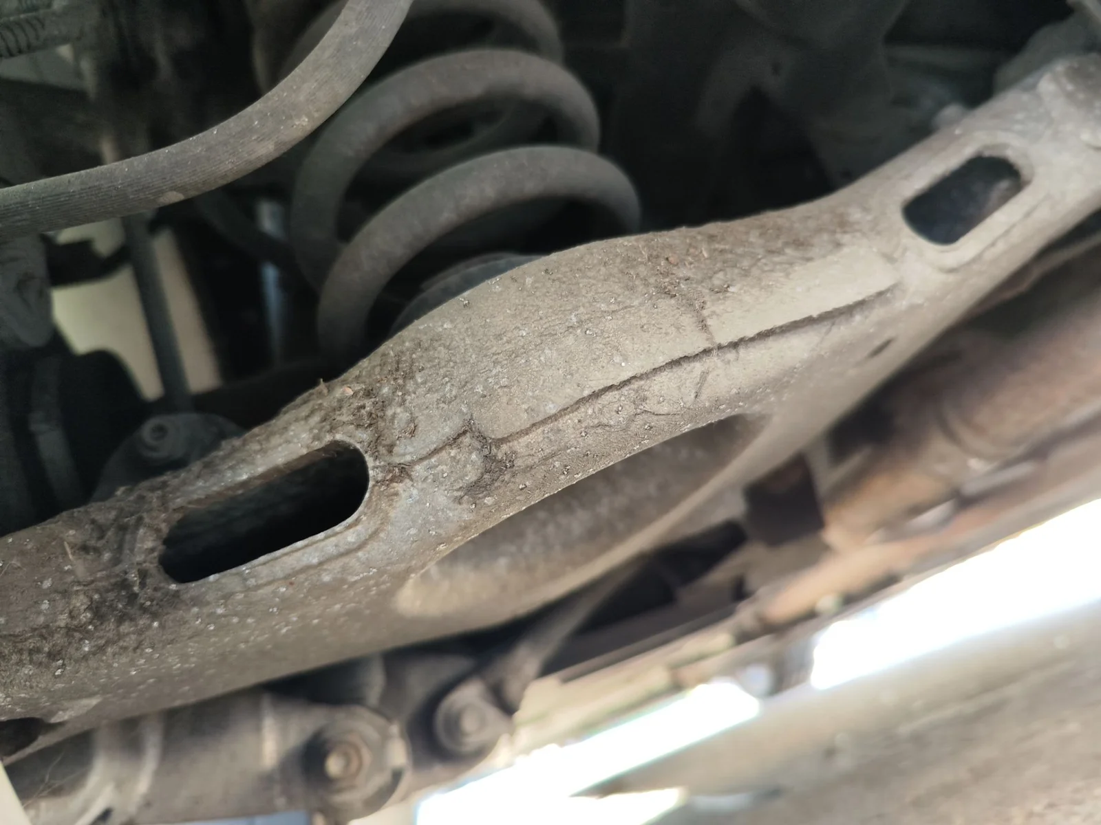 Foto de BRAZO SUSPENSION TRASERO IZQUIERDO JAGUAR XE 2.0 Turbo CAT (200 CV / 147 KW) referencia T2H 54701