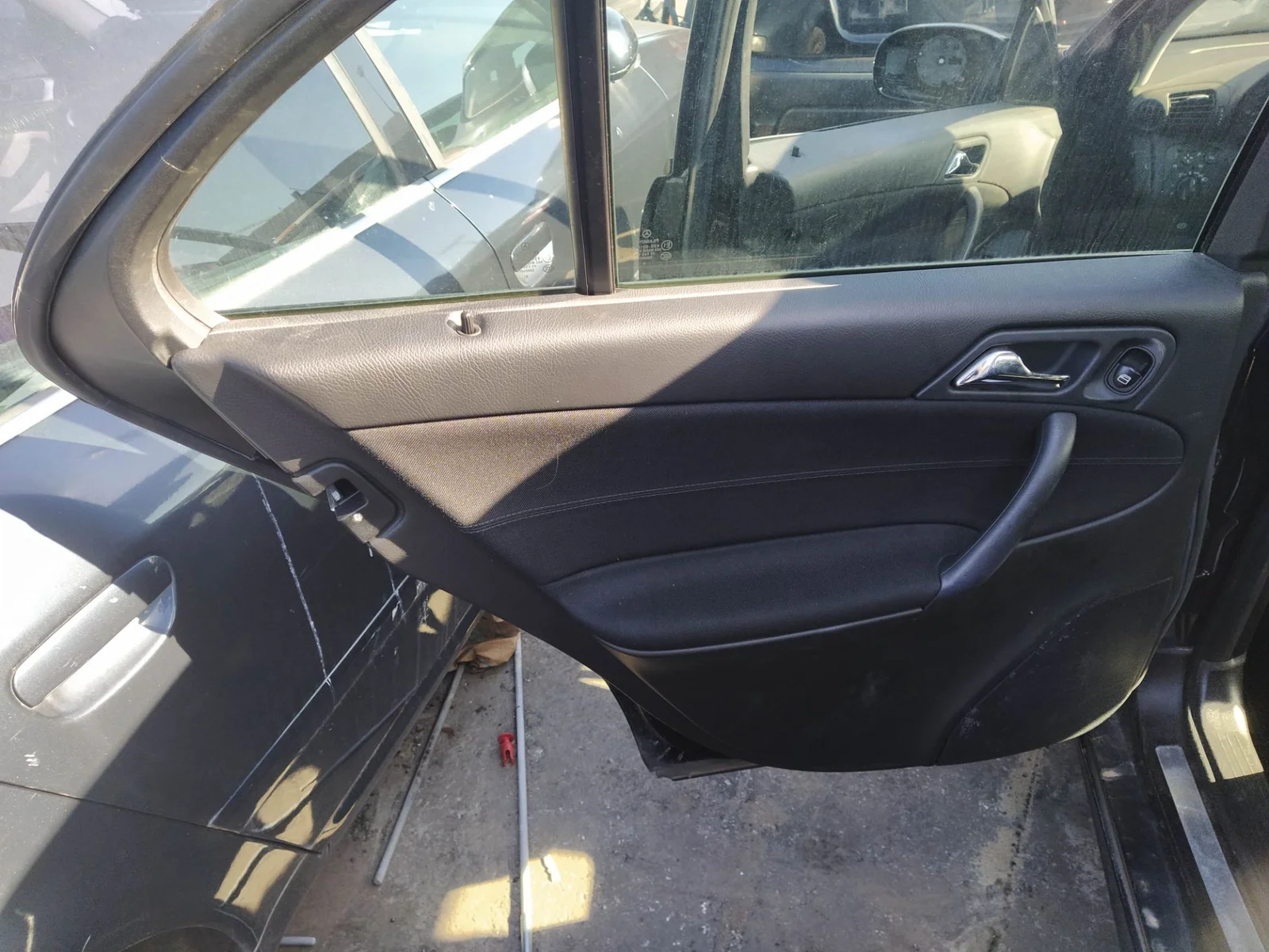 Foto de GUARNECIDO PUERTA TRASERA IZQUIERDA MERCEDES-BENZ CLASE C (BM 203) BERLINA 2.2 CDI CAT (150 CV / 110 KW) referencia A2037302562 9B17