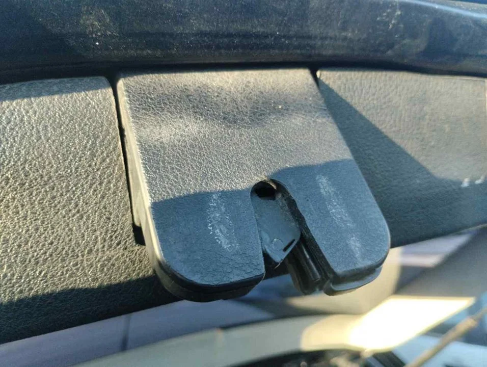 Foto de CERRADURA MALETERO / PORTON VOLKSWAGEN GOLF IV BERLINA (1J1)(10.1997) 1.9 TDI (110 CV / 81 KW)