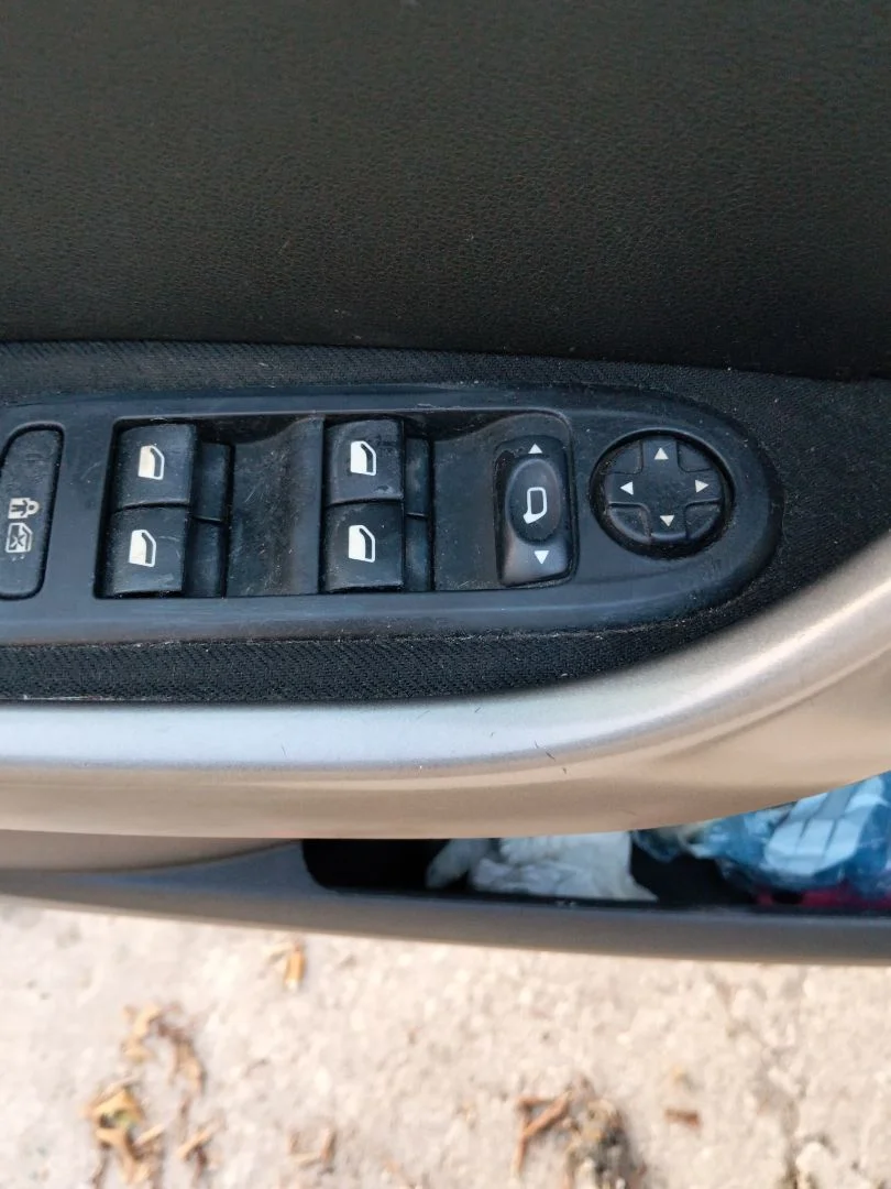 Foto de MANDO RETROVISOR PEUGEOT 308 SW 1.6 HDi FAP CAT (9HZ / DV6TED4) (109 CV / 80 KW)