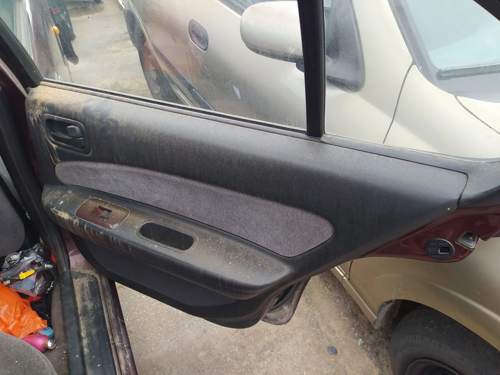 Foto de GUARNECIDO PUERTA TRASERA DERECHA NISSAN MAXIMA QX (A32) 2.0 V6 24V CAT (140 CV / 103 KW)