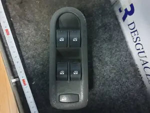 Foto de MANDO ELEVALUNAS DELANTERO IZQUIERDO RENAULT MEGANE II BERLINA 5P referencia 025330 foto 2