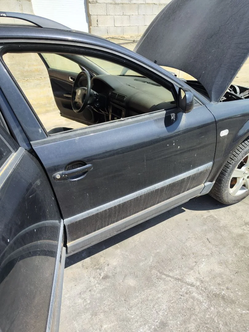 Foto de GOMAS CONTORNO PUERTA VOLKSWAGEN PASSAT VARIANT (3B5) 1.9 TDI (110 CV / 81 KW)