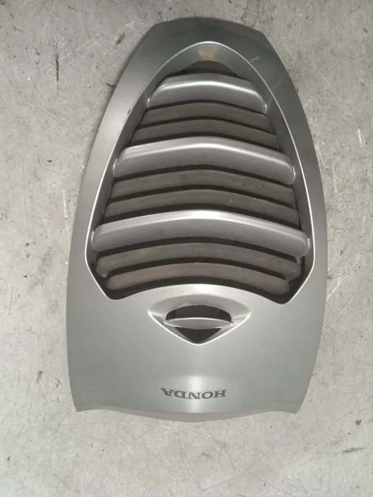 Foto de REJILLA DELANTERA HONDA FES /SH /SES /DYLAN /PS 125 125 cm3 - 10 kW G-CAT (14 CV / 10 KW) referencia 64301-KTZ-D000