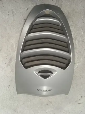 Foto de REJILLA DELANTERA HONDA FES /SH /SES /DYLAN /PS   125 125 cm3 - 10 kW G-CAT (14 CV / 10 KW) referencia 64301-KTZ-D000