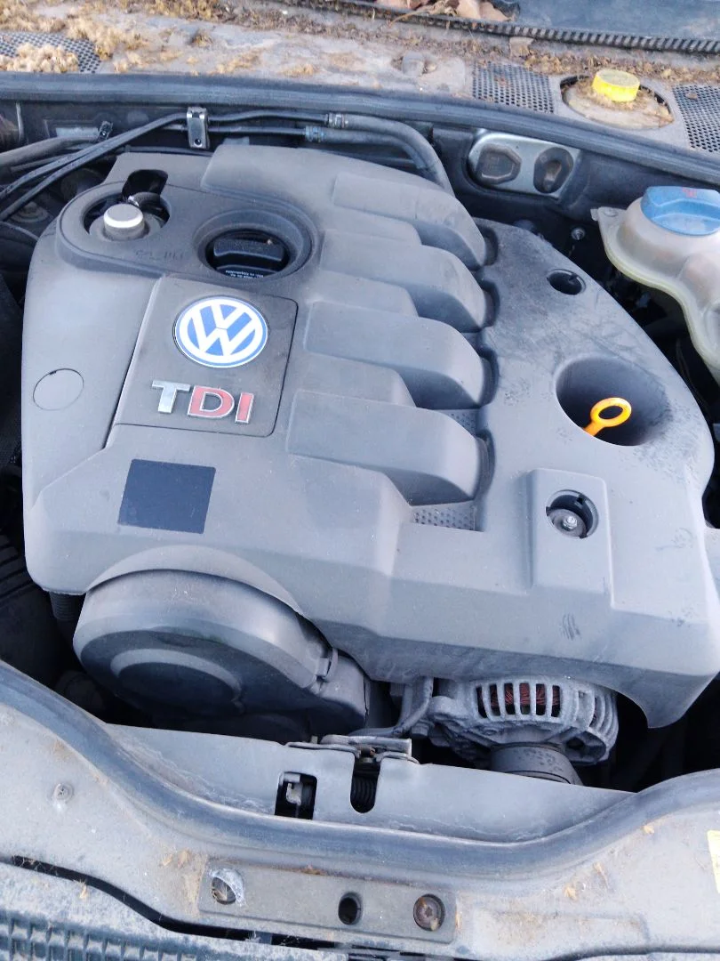 Foto de TAPA MOTOR VOLKSWAGEN PASSAT BERLINA (3B3) 1.9 TDI (131 CV / 96 KW)