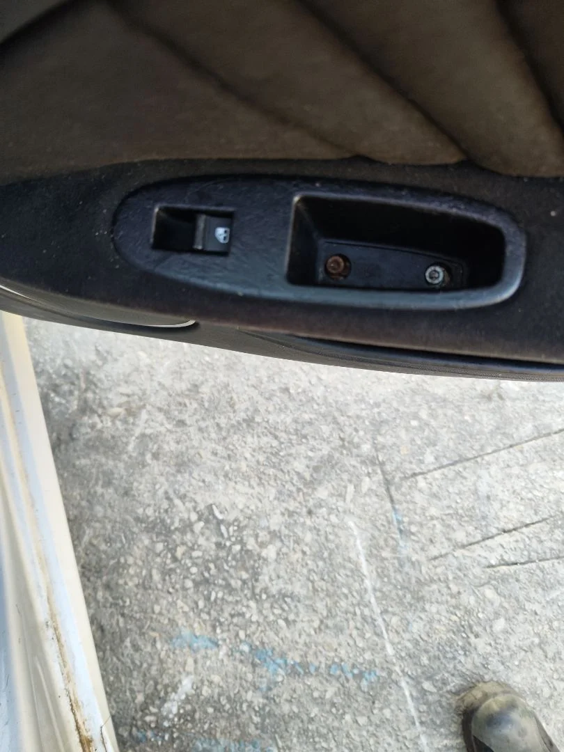Foto de MANDO ELEVALUNAS TRASERO DERECHO ALFA ROMEO 159 (140) 1.9 JTD (M) 16V CAT (150 CV / 110 KW) referencia 156055038