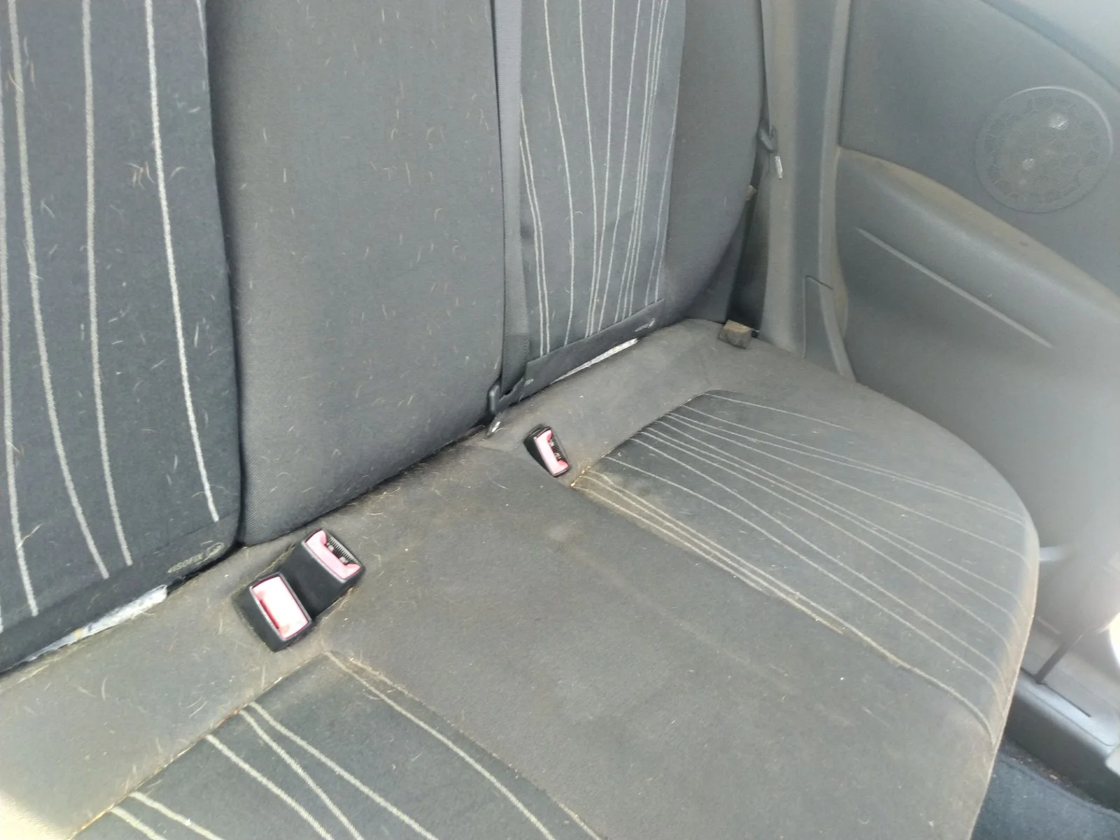 Foto de ENGANCHE CINTURON TRASERO CENTRAL OPEL CORSA D 1.2 16V CAT (Z 12 XEP / LB4) (80 CV / 59 KW)