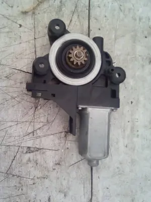 Foto de MOTOR ELEVALUNAS DELANTERO DERECHO FORD C-MAX (CB3)(2007) 1.8 TDCi Turbodiesel CAT (116 CV / 85 KW) foto 2