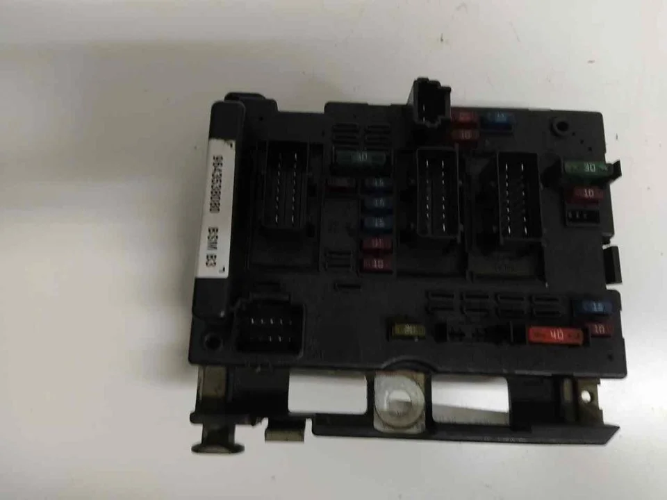 Foto de CAJA RELES / FUSIBLES PEUGEOT 307 (S1)(04.2001) 2.0 HDi CAT (90 CV / 66 KW) referencia 9643538080