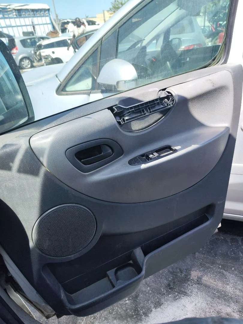 Foto de GUARNECIDO PUERTA DELANTERA DERECHA CITROEN JUMPY 2.0 HDi CAT (RHK / DW10UTED4) (120 CV / 88 KW)
