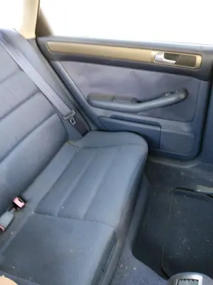 Foto de GUARNECIDO PUERTA TRASERA IZQUIERDA AUDI A6 BERLINA (4B2) 1.8 20V Turbo (150 CV / 110 KW)