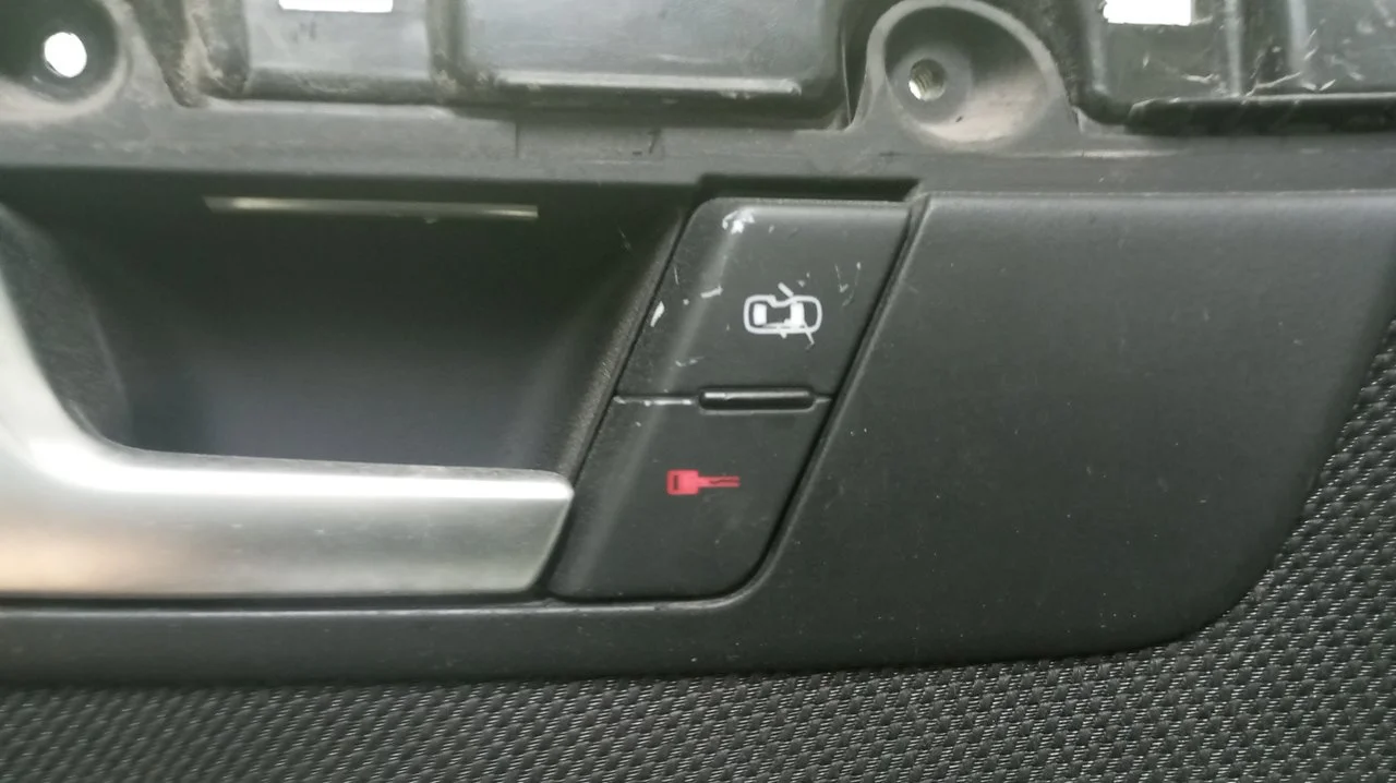 Foto de MANDO BLOQUEO PUERTAS AUDI A4 AVANT (8E) 3.0 V6 24V TDI (233 CV / 171 KW) referencia 8E1962107