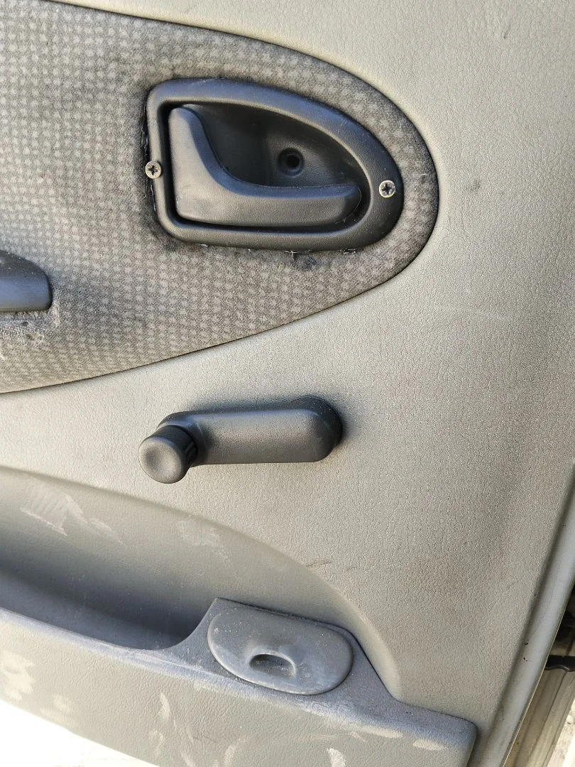 Foto de MANETA ELEVALUNAS TRASERA IZQUIERDA RENAULT SCENIC I (JA...) 1.9 dCi Diesel CAT (102 CV / 75 KW)
