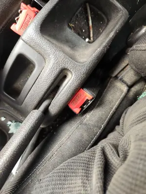 Foto de ENGANCHE CINTURON DELANTERO IZQUIERDO PEUGEOT 206 1.6 16V CAT (109 CV / 80 KW)