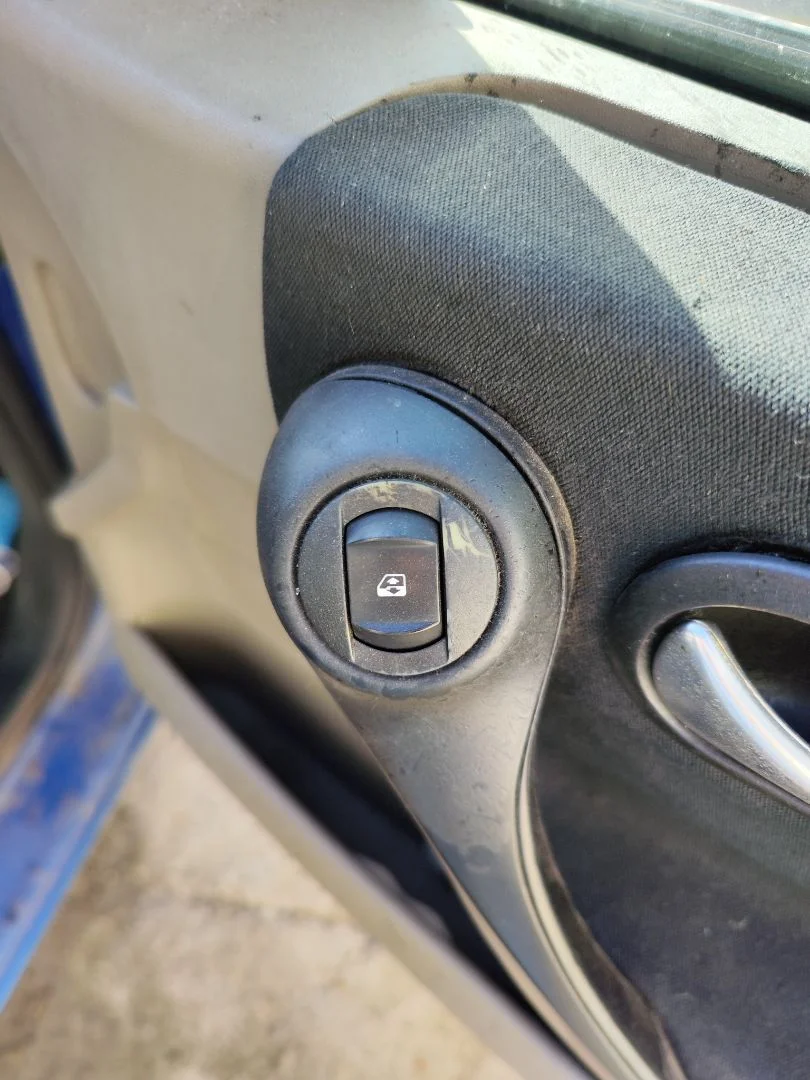 Foto de MANDO ELEVALUNAS DELANTERO DERECHO RENAULT MEGANE II BERLINA 5P 1.5 dCi Diesel (101 CV / 74 KW)