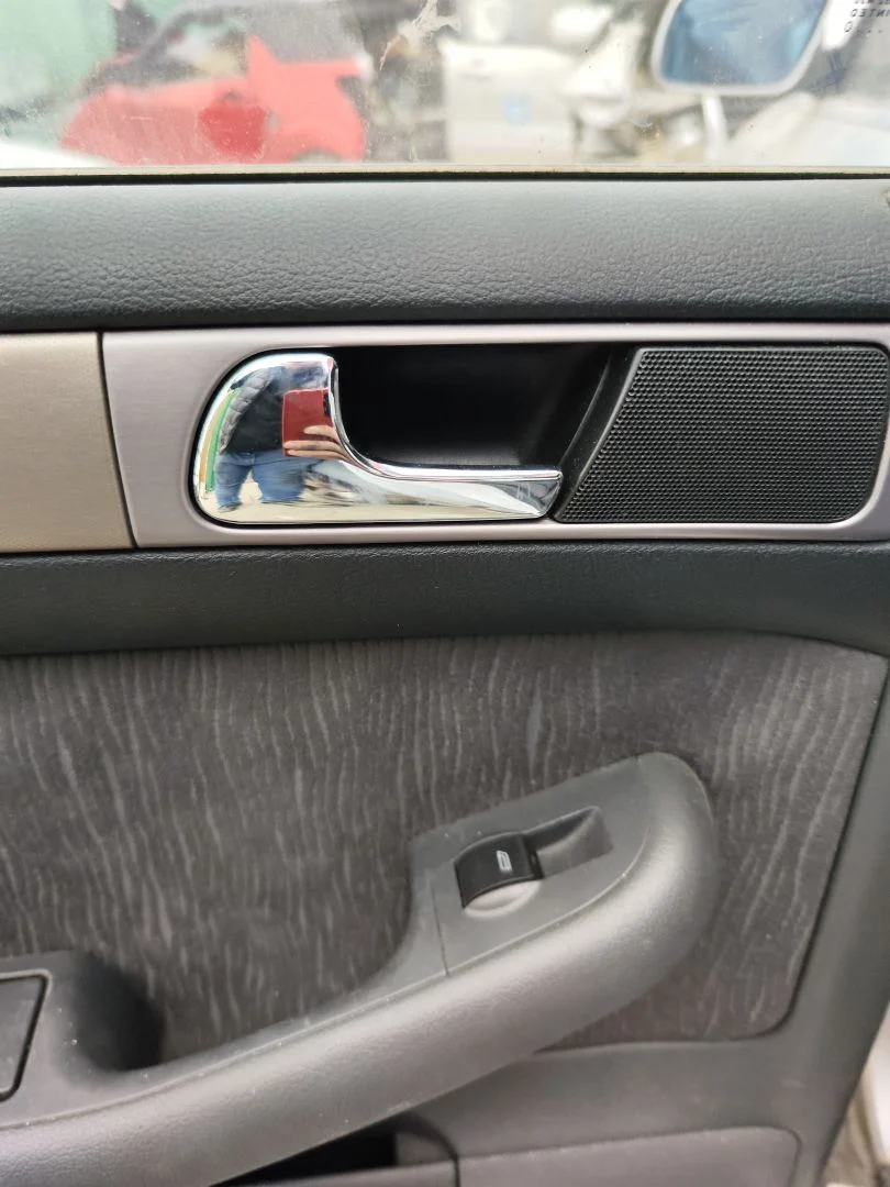 Foto de MANETA INTERIOR TRASERA IZQUIERDA AUDI A6 BERLINA (4B2) 2.5 V6 24V TDI (150 CV / 110 KW)