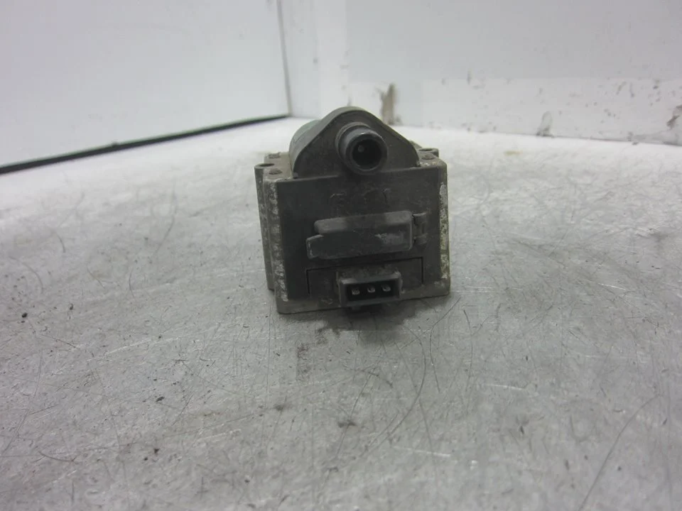 Foto de BOBINA ENCENDIDO VOLKSWAGEN GOLF III (1H1)(11.1991) 1.8 (75 CV / 55 KW) referencia 867905104A