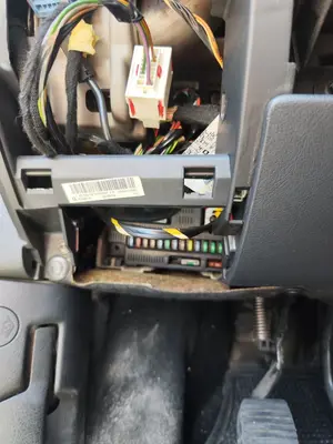 Foto de CAJA RELES / FUSIBLES PEUGEOT 207 1.4  (73 CV / 54 KW)