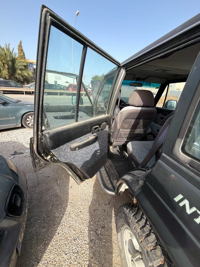 Foto de GOMAS CONTORNO PUERTA MITSUBISHI GALLOPER (HYUNDAI)(02.1998) 2.5 Turbodiesel (105 CV / 77 KW)