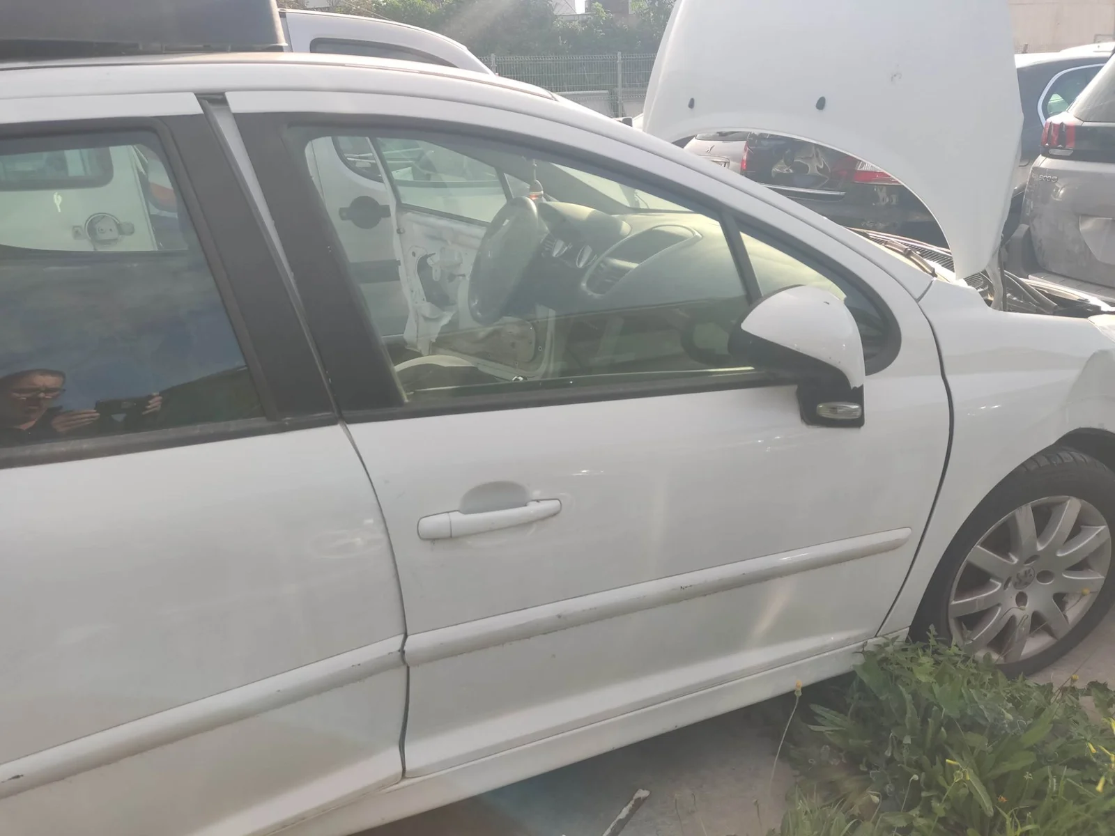 Foto de PUERTA DELANTERA DERECHA PEUGEOT 207 1.6 HDi FAP CAT (9HZ / DV6TED4) (109 CV / 80 KW) referencia 9004X8