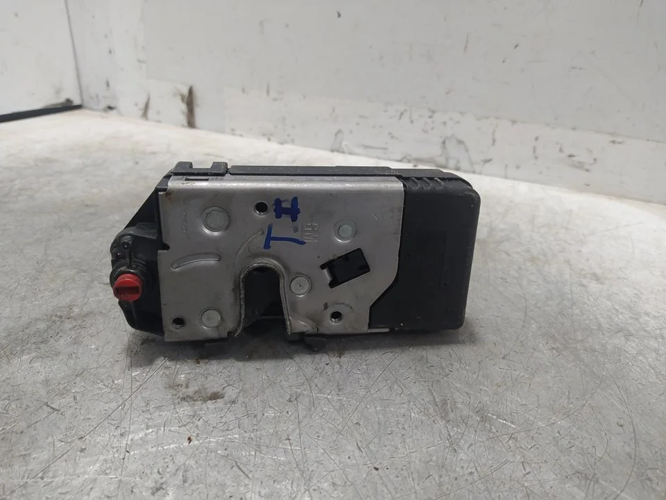 Foto de CERRADURA PUERTA TRASERA IZQUIERDA OPEL CORSA C 1.3 16V CDTI CAT (Z 13 DT / LN9) (69 CV / 51 KW) referencia 24414138