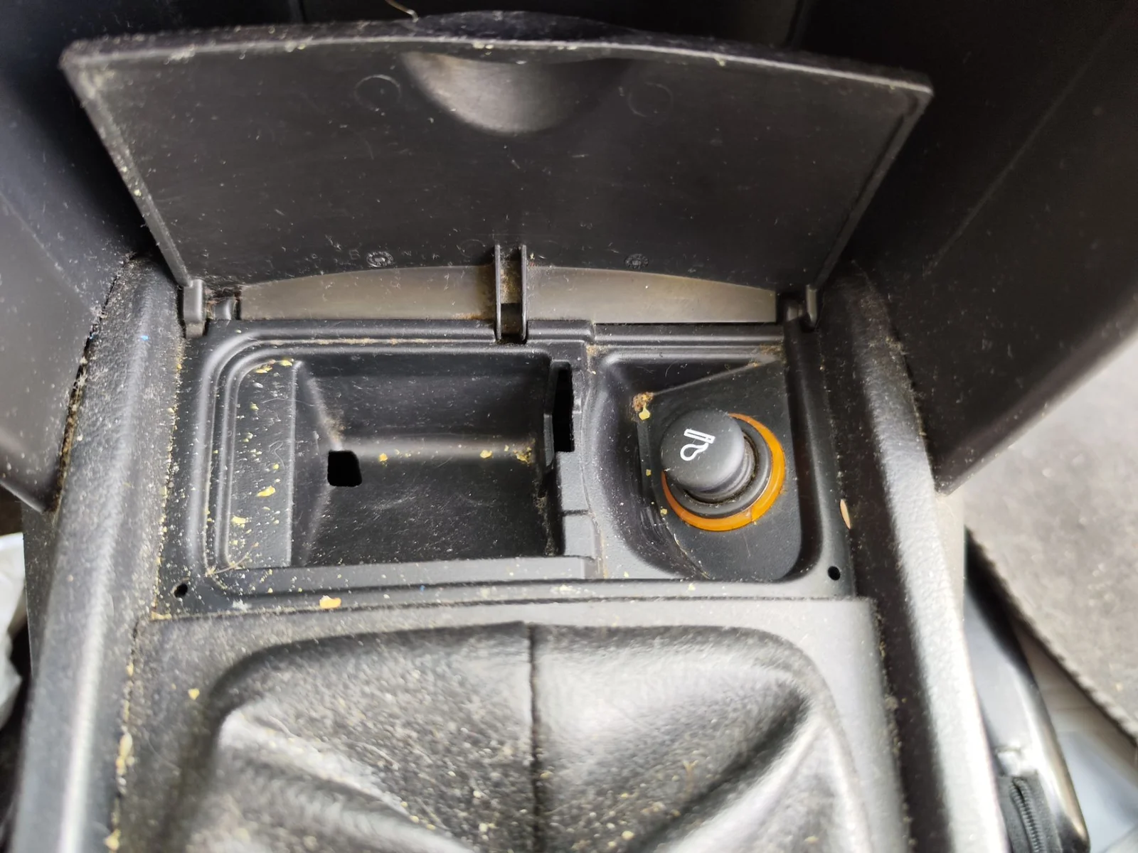 Foto de CENICERO PEUGEOT 207 1.4 HDi (68 CV / 50 KW)