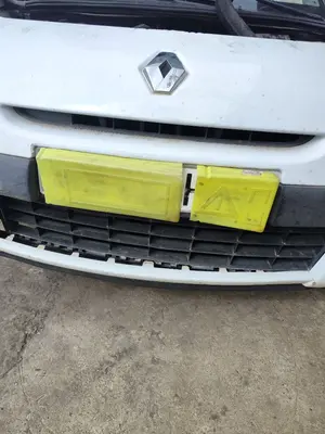 Foto de REJILLA DELANTERA RENAULT CLIO III 1.5 dCi Diesel FAP (75 CV / 55 KW) foto 3