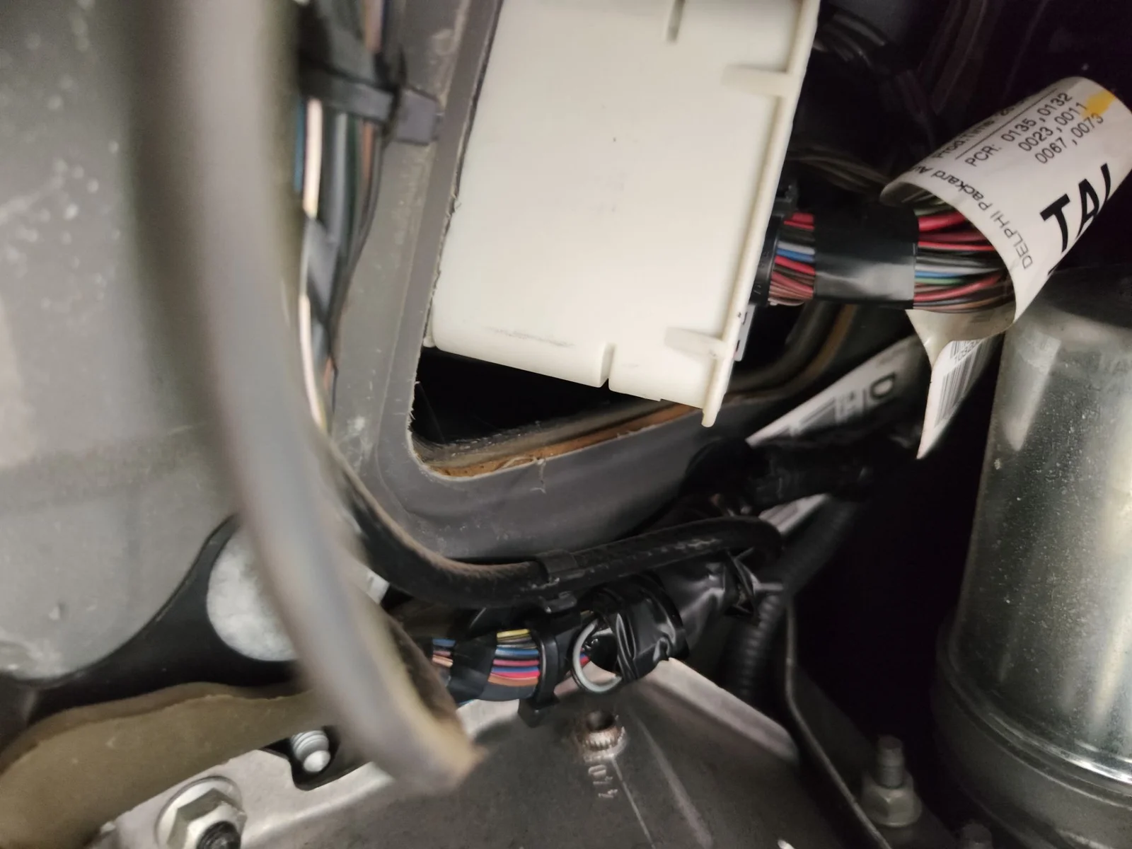 Foto de CAJA RELES / FUSIBLES OPEL CORSA C 1.2 16V CAT (Z 12 XEP / LB4) (80 CV / 59 KW)