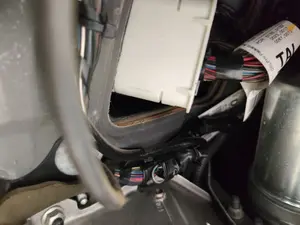 Foto de CAJA RELES / FUSIBLES OPEL CORSA C 1.2 16V CAT (Z 12 XEP / LB4) (80 CV / 59 KW)