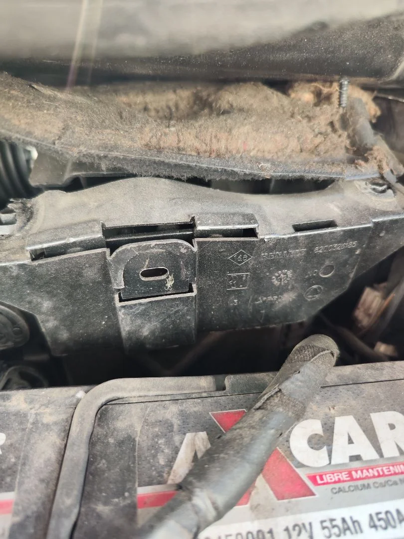 Foto de CAJA FILTRO AIRE RENAULT SCENIC II (JM) 1.9 dCi Diesel (120 CV / 88 KW) referencia 8200369775