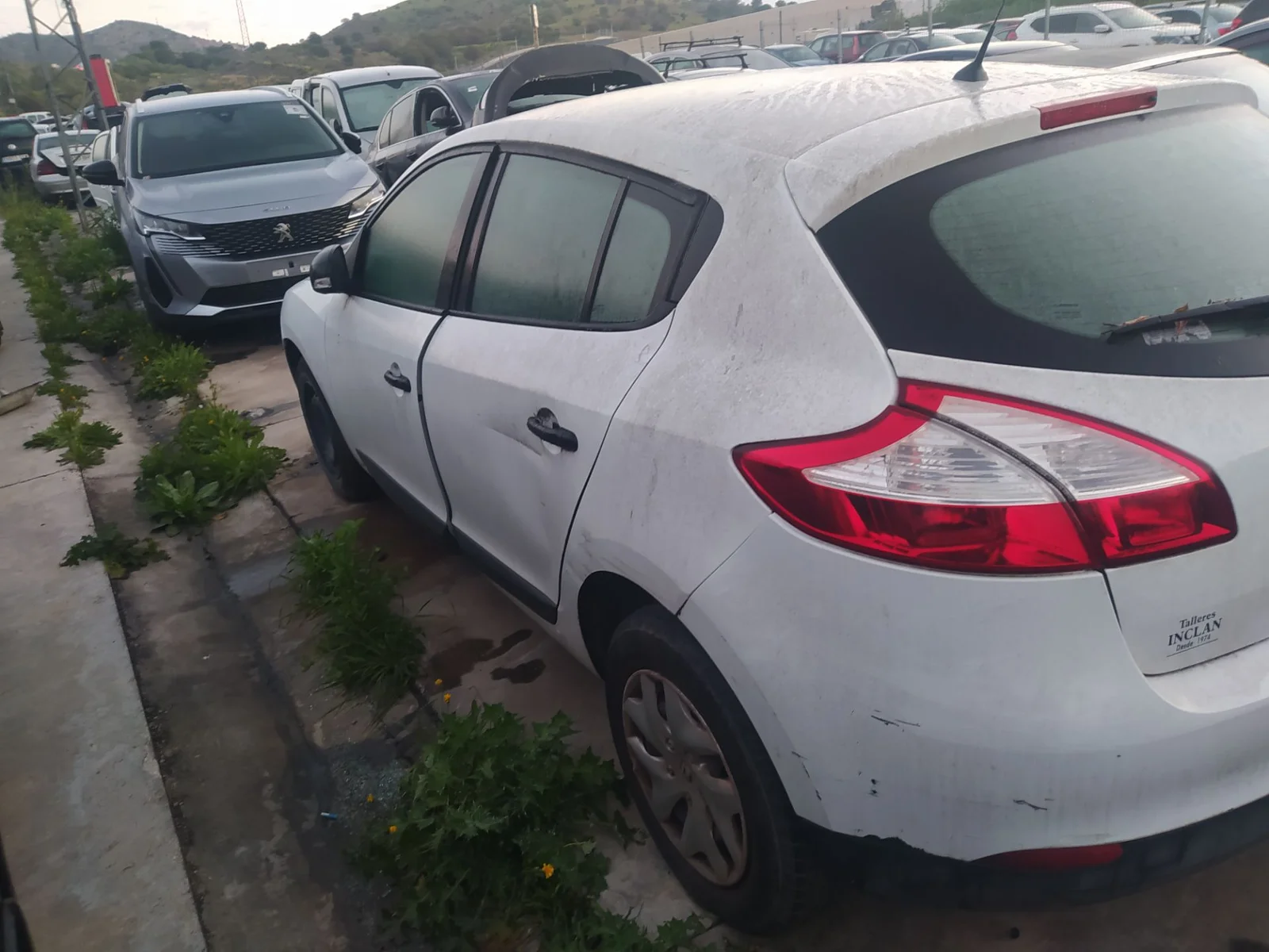 Foto de PASO RUEDA TRASERO IZQUIERDO RENAULT MEGANE III BERLINA 5P 1.6 16V CAT (101 CV / 74 KW)