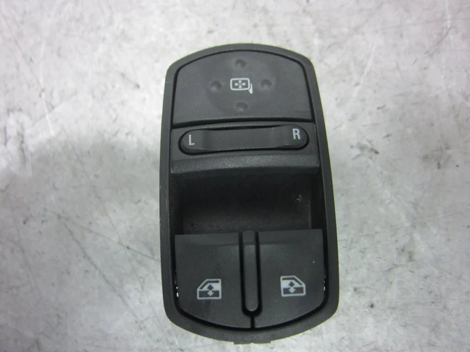Foto de MANDO ELEVALUNAS TRASERO IZQUIERDO OPEL CORSA D 1.2 16V CAT (Z 12 XEP / LB4) (80 CV / 59 KW) referencia 13258521AA