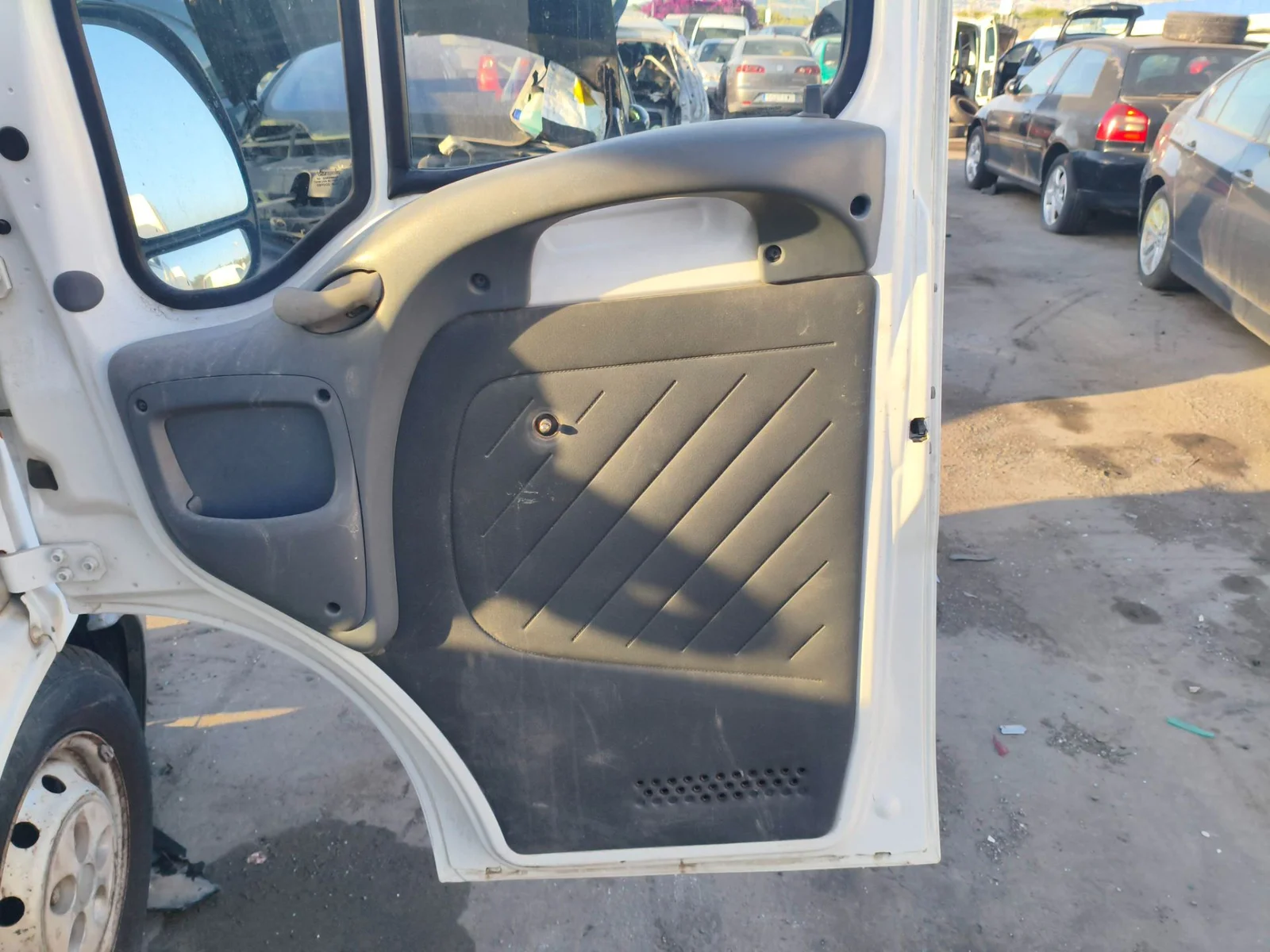 Foto de GUARNECIDO PUERTA DELANTERA DERECHA PEUGEOT BOXER (330/350) FURGÓN GRAN VOLUMEN BAT.3700MM 2.8 HDI (128 CV / 94 KW) referencia 9331CE