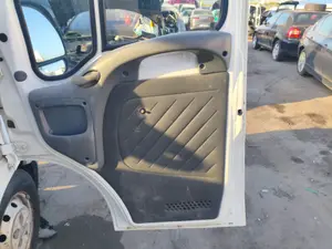 Foto de GUARNECIDO PUERTA DELANTERA DERECHA PEUGEOT BOXER (330/350) FURGÓN GRAN VOLUMEN BAT.3700MM 2.8 HDI (128 CV / 94 KW) referencia 9331CE