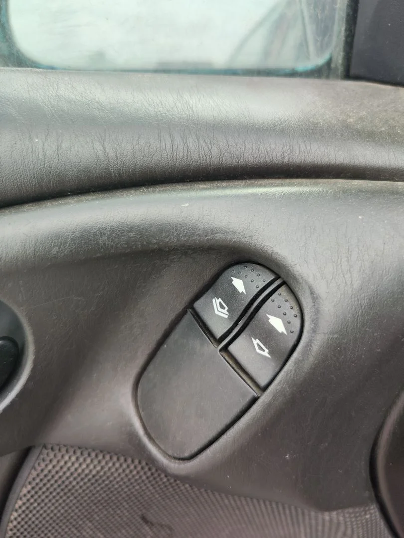 Foto de MANDO ELEVALUNAS DELANTERO IZQUIERDO FORD FOCUS BERLINA (CAK) 1.6 16V CAT (101 CV / 74 KW)
